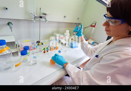 Pharmazeutisches Entwicklungslabor. Vorformulierung, Design und Entwicklung von Arzneimitteln und neuen Arzneimitteln. Zertifiziert nach GPL (Good Laboratory Practices). Fakultät für Pharmazie auf dem Campus Vitoria - Gasteiz der Universität des Baskenlandes, UPV-EHU. TECNALIA Forschung und Innovation. Vitoria. Gasteiz. Baskenland. Spanien. Europa. Stockfoto