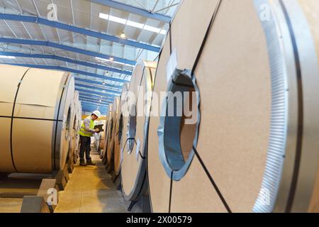 Rollen aus Stahlblech für die Automobilindustrie, siderurgische Produkte, Hafenlager, Pasajes Port, Gipuzkoa, Baskenland, Spanien. Stockfoto