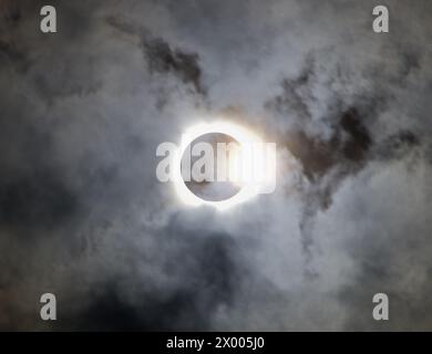 Diamantring um die Sonne während der totalen Sonnenfinsternis in texas 2024 mit bewölktem Himmel Stockfoto