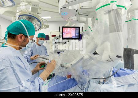 Chirurgische Behandlung von Prostatakrebs, radikale Prostatektomie, da Vinci chirurgischer Roboter, Team von Chirurgen der Ärzte Madina & Azparren, Urologie, Chirurgie, OP, Onkologikoa Krankenhaus, Institut für Onkologie, Fallzentrum für Prävention, Diagnose und Behandlung von Krebs, Donostia, San Sebastian, Gipuzkoa, Baskenland, Spanien, Europa. Stockfoto