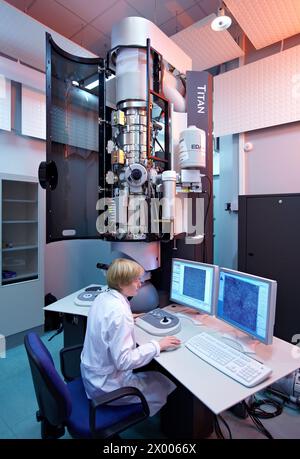 Bildgebung mit Atomauflösung mittels TEM, hochauflösendes Transmissionselektronenmikroskopie-Labor HR-TEM, Materialcharakterisierung auf Nanoskala, Echtzeitbeobachtung von Phänomenen auf Nanoskala, CIC nanoGUNE, Nanoscience Cooperative Research Center, San Sebastian, Donostia, Gipuzkoa, Euskadi, Spanien. Stockfoto