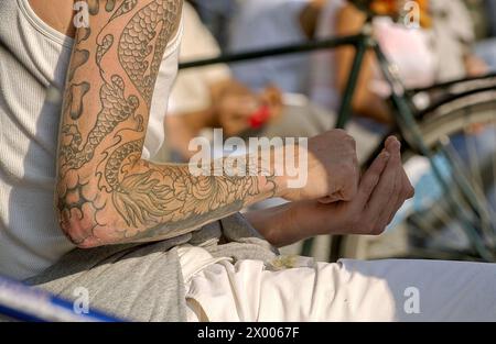 Tätowierter junger Mann mit Marihuana. Amsterdam, Niederlande. Stockfoto