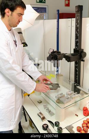 Makrofotografie von Schweißnähten und eingebetteten Proben. Technologische Dienstleistungen für die Industrie. Tecnalia Research & Innovation, Donostia, San Sebastian, Gipuzkoa, Baskenland, Spanien. Stockfoto