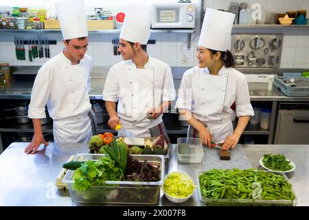 Schärfen der Messer. Luis Irizar Kochschule. Donostia, Gipuzkoa, Baskenland, Spanien. Stockfoto