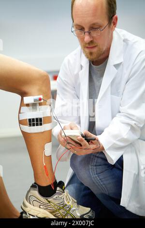Forscher, die multipad Elektroden im Bein platzieren, um Stimulationsmodelle von Sensorsignalen zu steuern Anwendungen für die Rehabilitation der unteren Extremität/des oberen Herzens, SCI, Unit of Health Technology, Tecnalia Research & Innovation, Miramon Technology Park, San Sebastian, Donostia, Gipuzkoa, Baskenland, Spanien. Stockfoto