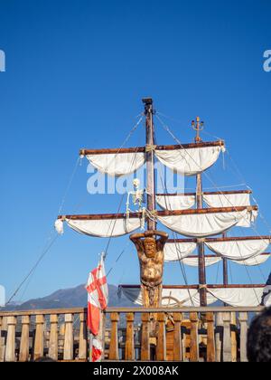 Dekoration eines Vergnügungspiraterschiffes. Animation für Touristen. Schiffe Segel und Masten. Gerüst Stockfoto