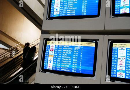 Informationsbildschirme. Flughafen Loiu. Bilbao. Euskadi. Spanien. Stockfoto