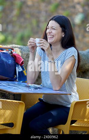 Frau auf einer Terrasse nahm Kaffee, Plage du Port Vieux, Biarritz, Pyrenäen Atlantiques, Frankreich, Europa. Stockfoto