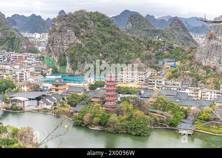 Halten Sie Ausschau nach Guilin City in Südchina. Friedliche Atmosphäre am Morgen. Alte Pagode in der Mitte, Mitte des Bildes. Stockfoto