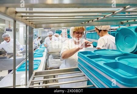 Food Serving Line, Krankenhaus Mahlzeit Vorbereitung, Küche, Krankenhaus Donostia, San Sebastian, Gipuzkoa, Baskenland, Spanien. Stockfoto