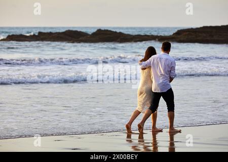 Paare laufen am Strand, Itzurun Beach, Zumaia, Gipuzkoa, Baskenland, Spanien, Europa. Stockfoto