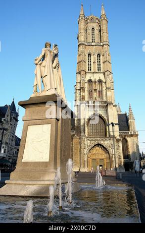 Denkmal für Jan Frans Willems und St. Bavo's Cathedral in Sint Baafsplein. Gent. Flandern, Belgien. Stockfoto