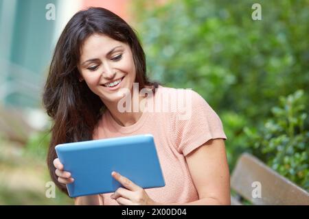 35 Frau mit Tablet im Park. Donostia. San Sebastian. Gipuzkoa. Baskenland - Spanien. Stockfoto