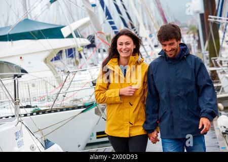 Zu zweit laufen. Regen. Yachthafen. Hendaye. Aquitanien. Frankreich. Stockfoto