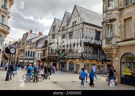 Traditionelle Gebäude im Tudor-Stil mit Fachwerk in Rue de la Liberte, Dijon, Cote d'Or, Burgund, Bourgogne, Frankreich, Europa. Stockfoto