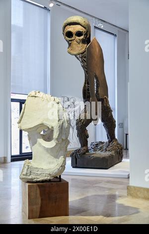 "Riesige Maske (Höhle)", 2010, "L'Homme pressé", 2010-2011, fast menschlich, Thomas Houseago, MAM, Museum für Moderne Kunst der Stadt Paris, Musée d'Art Moderne de la Ville de Paris, Frankreich. Stockfoto