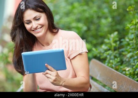 35 Frau mit Tablet im Park. Donostia. San Sebastian. Gipuzkoa. Baskenland - Spanien. Stockfoto