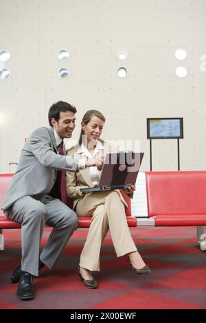 Geschäftsleute. Wartezimmer. Bahnhof Delicias, Zaragoza, Aragón. Spanien. Stockfoto