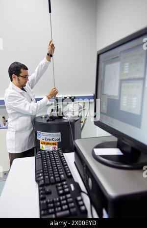 System zur Charakterisierung physikalischer Eigenschaften, fortschrittliches Labor für physikalische Charakterisierung, Probenstation, CIC nanoGUNE, Nanoscience Cooperative Research Center, San Sebastian, Gipuzkoa, Euskadi, Spanien. Stockfoto