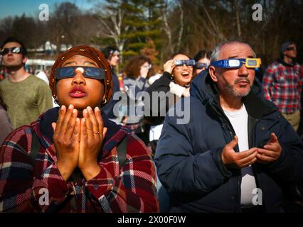 Montreal, Quebec, Kanada. April 2024. Die Menschen reagieren, während sie die Sonnenfinsternis in Quebec beobachten. Die Sonnenfinsternis, die am Montag kurzzeitig Dunkelheit in Montreal und im Süden von Quebec brachte, war ein einmaliges Erlebnis. Die Menschen beobachteten die Sonnenfinsternis von verschiedenen Orten in Montreal aus. Montreal hat seit 1932 keine Sonnenfinsternis mehr erlebt und wird erst 2205 eine weitere sehen. (Kreditbild: © Serkan Senturk/ZUMA Press Wire) NUR REDAKTIONELLE VERWENDUNG! Nicht für kommerzielle ZWECKE! Stockfoto