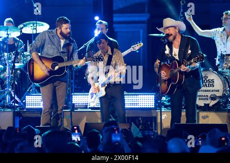 Austin, Texas, USA. April 2024. In diesem am 7. April 2024 veröffentlichten Bild treten Jordan Davis und Bear Rinehart von NEEDTOBREATHE am 5. April 2024 bei CMT Crossroads an der University of Texas at Austin auf, ausgestrahlt als Teil der CMT Music Awards am 7. April 2024 in Austin, Texas. Quelle: Amy E. Preis/Bildfläche/Media Punch/Alamy Live News Stockfoto