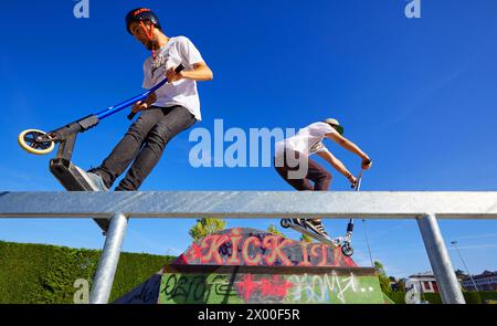 Teenager mit City Roller im Skate Park, Leioa, Bizkaia, Baskenland, Spanien. Stockfoto
