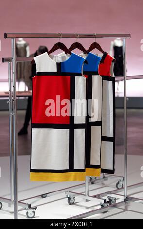 Mondrian Dress Rack, 1993-2016, Silvie Fleury (1961), Guggenheim Bilbao Museum, Bilbao, Baskenland, Spanien, Europa. Stockfoto