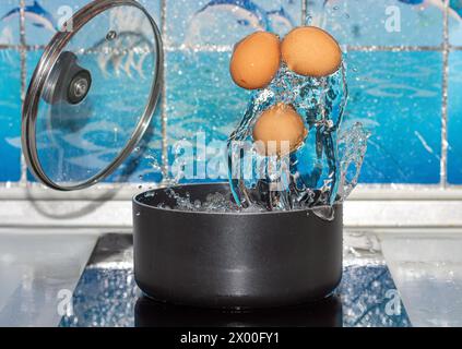 Die Eier werden in einem Topf auf dem Herd gekocht Stockfoto