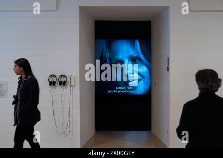 Besucher, Defiant Muses, Delphine Seyrig und die feministischen Videokollektive in Frankreich in den 1970er und 1980er Jahren, Ausstellung im Reina Sofía Museum, Madrid, Spanien. Stockfoto