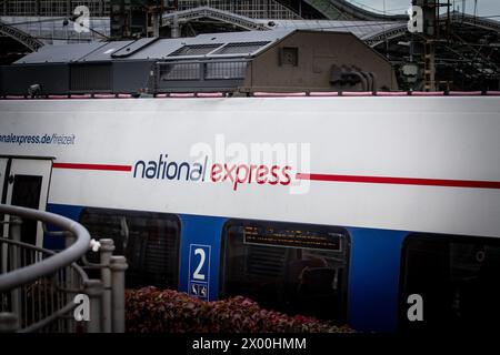 Bild eines National Express-Zuges im Kölner Bahnhof. National Express ist ein überstädtischer und interregionaler Busbetreiber, der Dienstleistungen anbietet Stockfoto