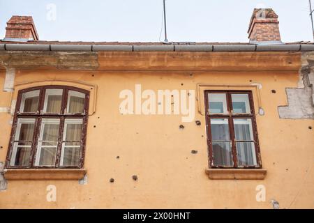 Bild von Kugeleinschlägen auf einer Fassade von Osijek, einem Überbleibsel des balkankrieges von 1991 bis 1995, der Kroatien gegen Serbien gerichtet hat. Stockfoto