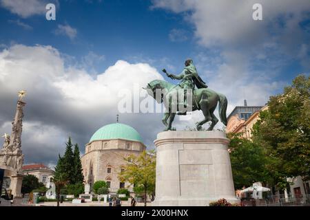 Bild der Hunaydi Janos-Statue, entworfen 1956 von Pál Pátzay auf dem Szechenyi-Platz vor der ehemaligen Pecs-Moschee, heute Downtown Candlemas Chur Stockfoto