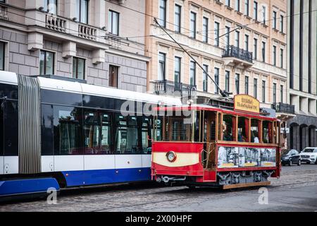 Bild einer historischen alten Straßenbahn, die durch die Straßen von riga fährt, betrieben von Rigas satiksme. Rīgas satiksme ist ein öffentliches Verkehrsunternehmen in kommunalem Besitz Stockfoto
