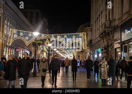 Bild der Belgrader Weihnachtsdekoration auf der Kneza Mihailova (knez mihailo) Straße bei Nacht mit einer Menge Fußgänger zu Fuß in Belgrad, Stockfoto