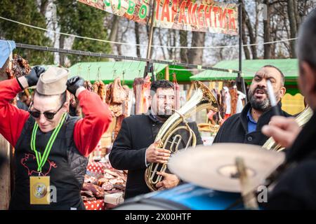 Bild von Trubaci in der kobasicijada, einem serbischen Markt, der dem Speck gewidmet ist. "Trubači" bezieht sich auf Bläserbands, die typischerweise auf dem Balkan zu finden sind, und teilweise Stockfoto