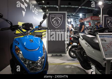 Abbildung eines Schildes mit dem Logo von Peugeot Motocycles an ihrem Haupthändler in Belgrad, Serbien. Peugeot Motocycles ist ein Geschäftsbereich von Peugeot, Speci Stockfoto