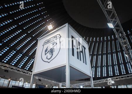 Abbildung eines Schildes mit dem abarth-Logo in Belgrad, Serbien, an einem Händlerbetrieb. Abarth & C. S.p.A. ist ein italienischer Hersteller und Darsteller von Rennwagen und Straßenfahrzeugen Stockfoto