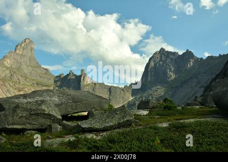 Ein natürlicher Bogen aus großen Steinen auf einer mesa, umgeben von zerklüfteten Felsen an einem sonnigen Sommertag. Naturpark Ergaki, Gebiet Krasnojarsk, Sibirien, Stockfoto