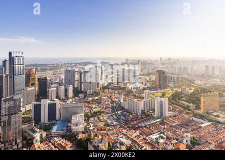 Aus der Vogelperspektive von Chinatown Singapur mit People's Park Complex, State Courts und historischen Shophouses Stockfoto