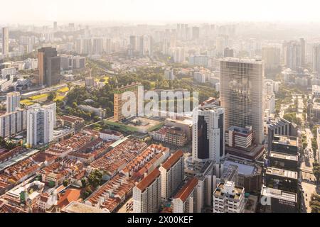 Aus der Vogelperspektive von Chinatown Singapur mit People's Park Complex, State Courts und historischen Shophouses Stockfoto