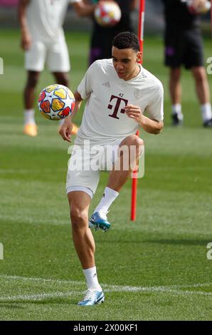 München, Deutschland. April 2024. Jamal Musiala von Bayern München nimmt an einer Trainingseinheit zur Vorbereitung auf das erste Legspiel der UEFA Champions League gegen Arsenal am 8. April 2024 in München Teil. Quelle: Philippe Ruiz/Xinhua/Alamy Live News Stockfoto