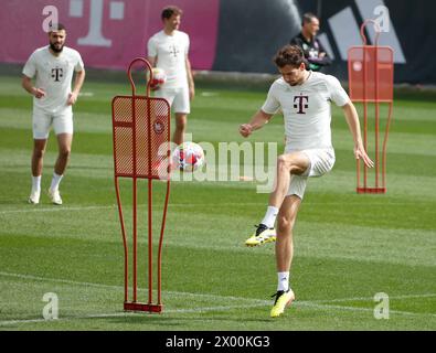 München, Deutschland. April 2024. Leon Goretzka (Front) von Bayern München nimmt an einem Training zur Vorbereitung des ersten Legspiels der UEFA Champions League gegen Arsenal am 8. April 2024 in München Teil. Quelle: Philippe Ruiz/Xinhua/Alamy Live News Stockfoto