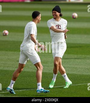 München, Deutschland. April 2024. Leroy Sane (R) und Jamal Musiala von Bayern München nehmen an einem Training Teil, um das erste Spiel im Viertelfinale der UEFA Champions League gegen Arsenal am 8. April 2024 in München vorzubereiten. Quelle: Philippe Ruiz/Xinhua/Alamy Live News Stockfoto