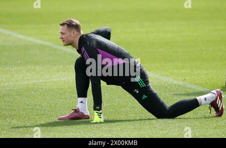 München, Deutschland. April 2024. Manuel neuer, Torhüter von Bayern München, nimmt an einem Training zur Vorbereitung des ersten Legspiels der UEFA Champions League gegen Arsenal am 8. April 2024 in München Teil. Quelle: Philippe Ruiz/Xinhua/Alamy Live News Stockfoto