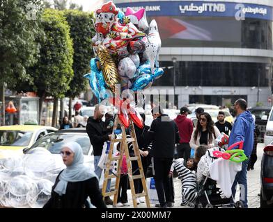 Ramallah. April 2024. Menschen kaufen auf einem Markt vor dem Eid al-Fitr in Ramallah ein, 8. April 2024. Quelle: Ayman Nobani/Xinhua/Alamy Live News Stockfoto