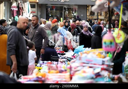 Ramallah. April 2024. Menschen kaufen auf einem Markt vor dem Eid al-Fitr in Ramallah ein, 8. April 2024. Quelle: Ayman Nobani/Xinhua/Alamy Live News Stockfoto