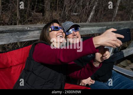 Granby, Kanada. April 2024. Ein Paar macht ein Selfie in ihrer Sonnenbrille vor der Totalität bei der Sonnenfinsternis 2024. Quelle: Ben Nichols/Alamy Live News Stockfoto