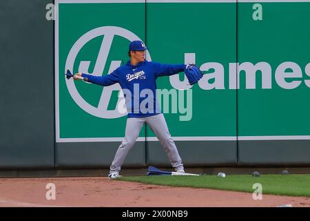 Minneapolis, Minnesota, USA. April 2024. Der Los Angeles Dodgers Pitcher YOSHINOBU YAMAMOTO (18) wärmt sich vor einem MLB-Spiel zwischen den Minnesota Twins und den Los Angeles Dodgers am 8. April 2024 im Target Field in Minneapolis auf. (Kreditbild: © Steven Garcia/ZUMA Press Wire) NUR REDAKTIONELLE VERWENDUNG! Nicht für kommerzielle ZWECKE! Stockfoto