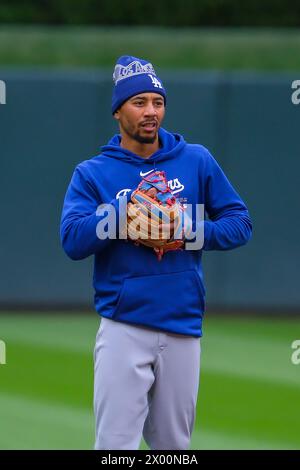 Minneapolis, Minnesota, USA. April 2024. Die Los Angeles Dodgers Shortstop MOOKIE BETTS (50) wird vor einem MLB-Spiel zwischen den Minnesota Twins und den Los Angeles Dodgers am 8. April 2024 im Target Field in Minneapolis aufgeheizt. (Kreditbild: © Steven Garcia/ZUMA Press Wire) NUR REDAKTIONELLE VERWENDUNG! Nicht für kommerzielle ZWECKE! Stockfoto