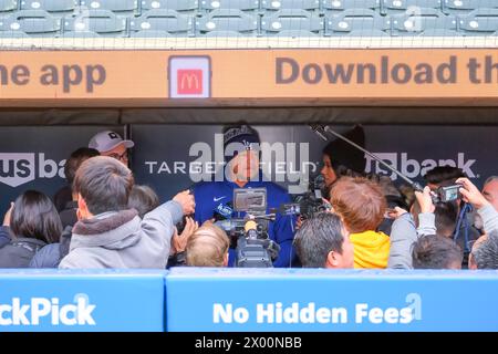 Minneapolis, Minnesota, USA. April 2024. DAVE ROBERTS, Manager der Los Angeles Dodgers, spricht mit den Medien vor einem MLB-Spiel zwischen den Minnesota Twins und den Los Angeles Dodgers am 8. April 2024 im Target Field in Minneapolis. (Kreditbild: © Steven Garcia/ZUMA Press Wire) NUR REDAKTIONELLE VERWENDUNG! Nicht für kommerzielle ZWECKE! Stockfoto